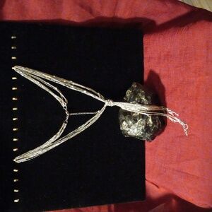 41 inch long lariet multi Chain necklace. Beautiful accessorie.